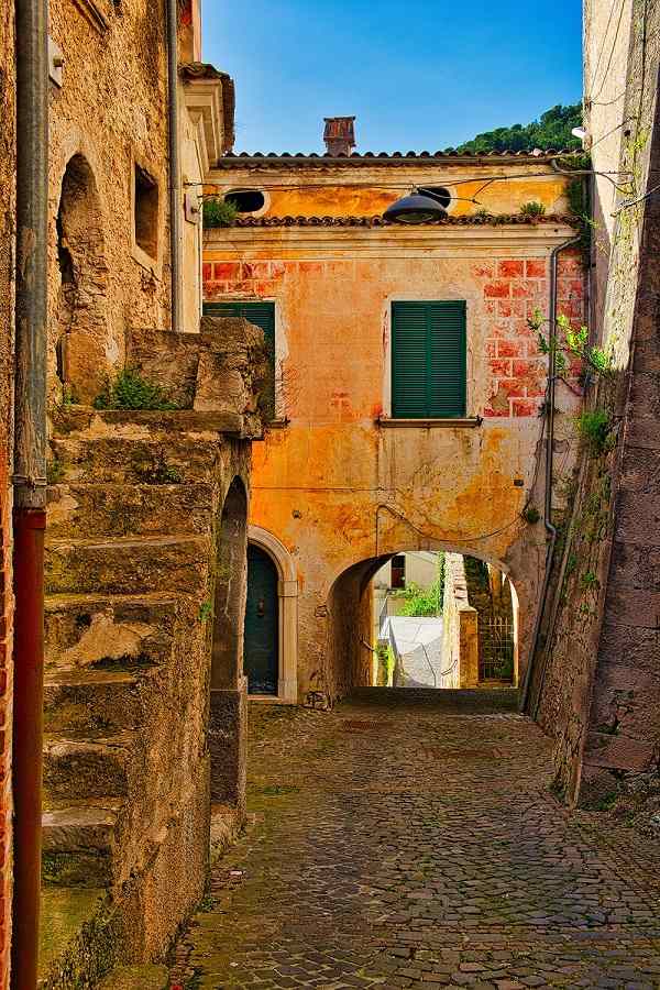 Arco nel Borgo Medievale di Pesche, Molise