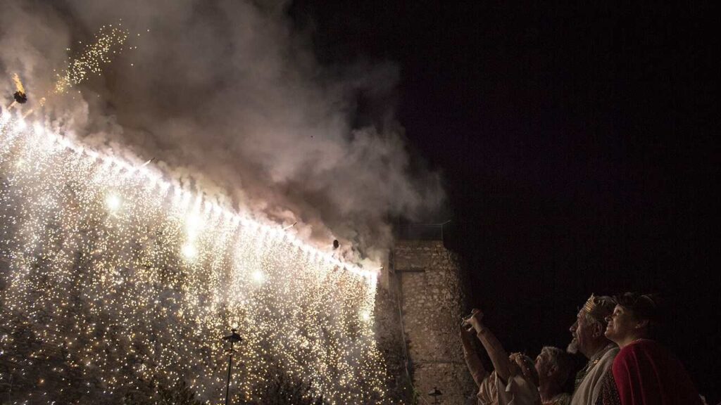 Fuochi d'artificio durante l'incendio del Castello a Fornelli