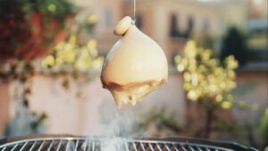 Il caciocavallo impiccato, tipico del Molise, va mangiato sulla bruschetta