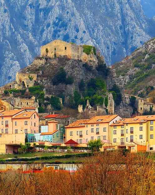 Il pittoresco borgo di Rocchetta Alta vista montagna