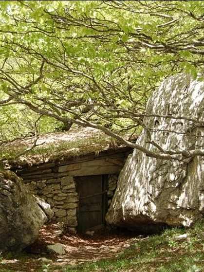 Il rifugio di Charles Moulin, dove viveva e creava le sue opere