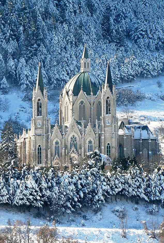 La Basilica Santuario Minore dell’Addolorata di Castelpetroso è un castello da favola