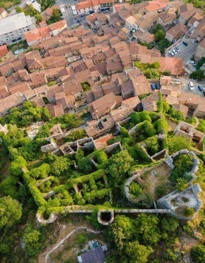 La caratteristica struttura del Borgo Medievale di Pesche visto dall'alto