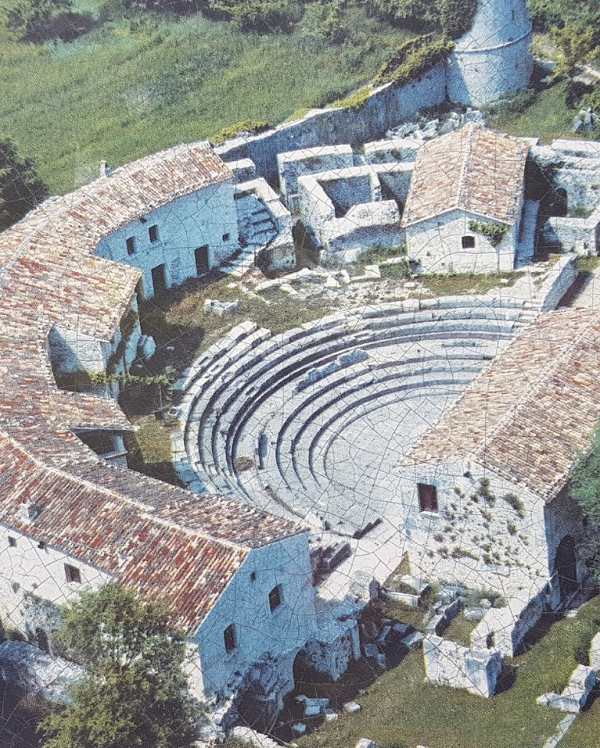 L'anfiteatro dell'Area Archeologica di Altilia-Saepinum (Sepino) visto dall'alto