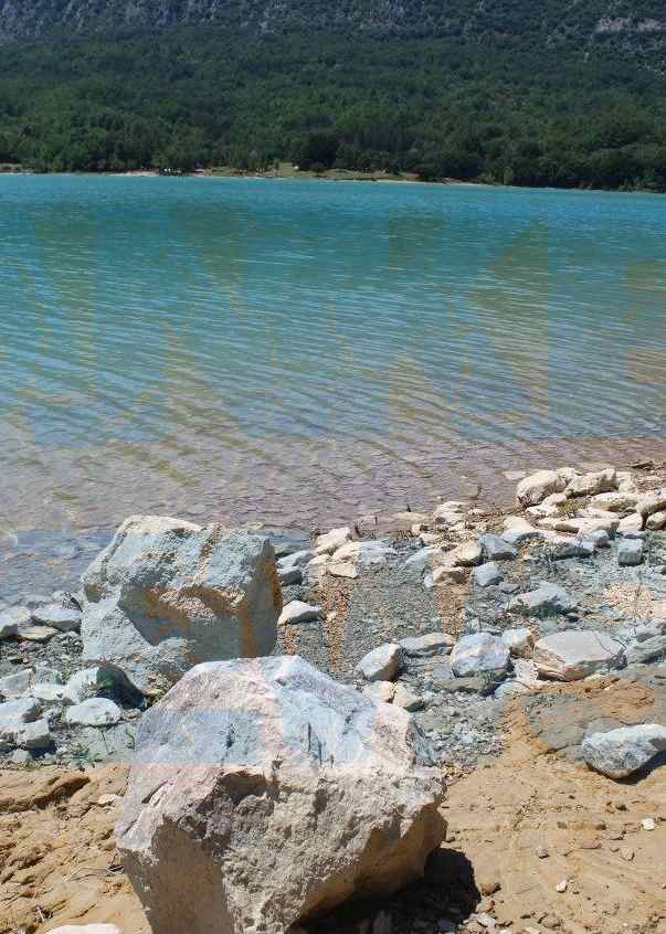 Una parte di spiaggia libera sul Lago di Castel San Vincenzo