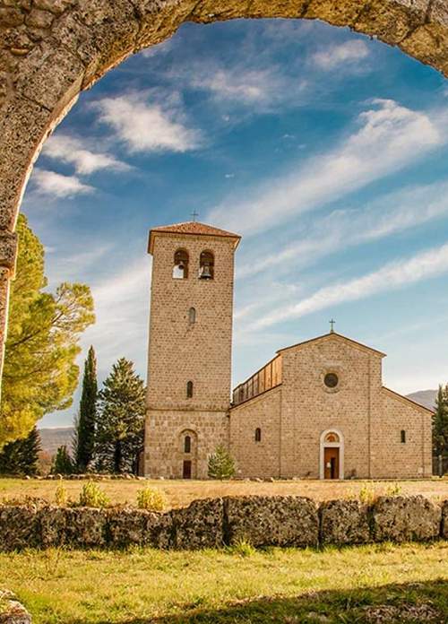 Vista dell'Abbazia di San Vincenzo al Volturno dai famosi archi