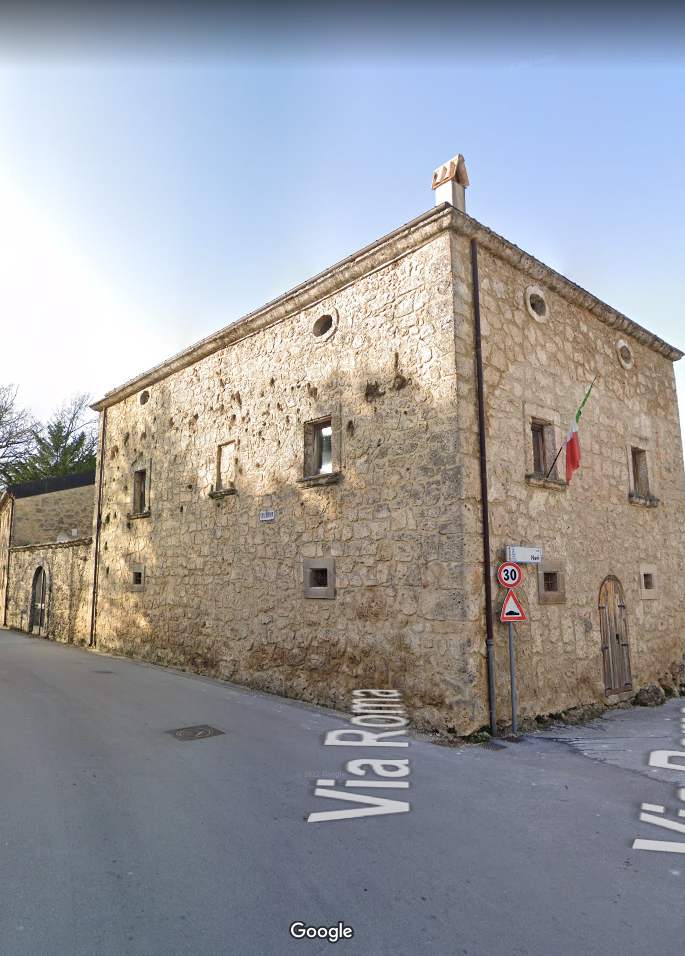 Vista della Struttura che ospita il Museo Internazionale delle Guerre Mondiali di Rocchetta a Volturno casita1906