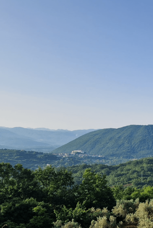 la vista panoramica dalla finestra della camera da letto di casita1906 b&b casa vacanze rocchetta a volturno